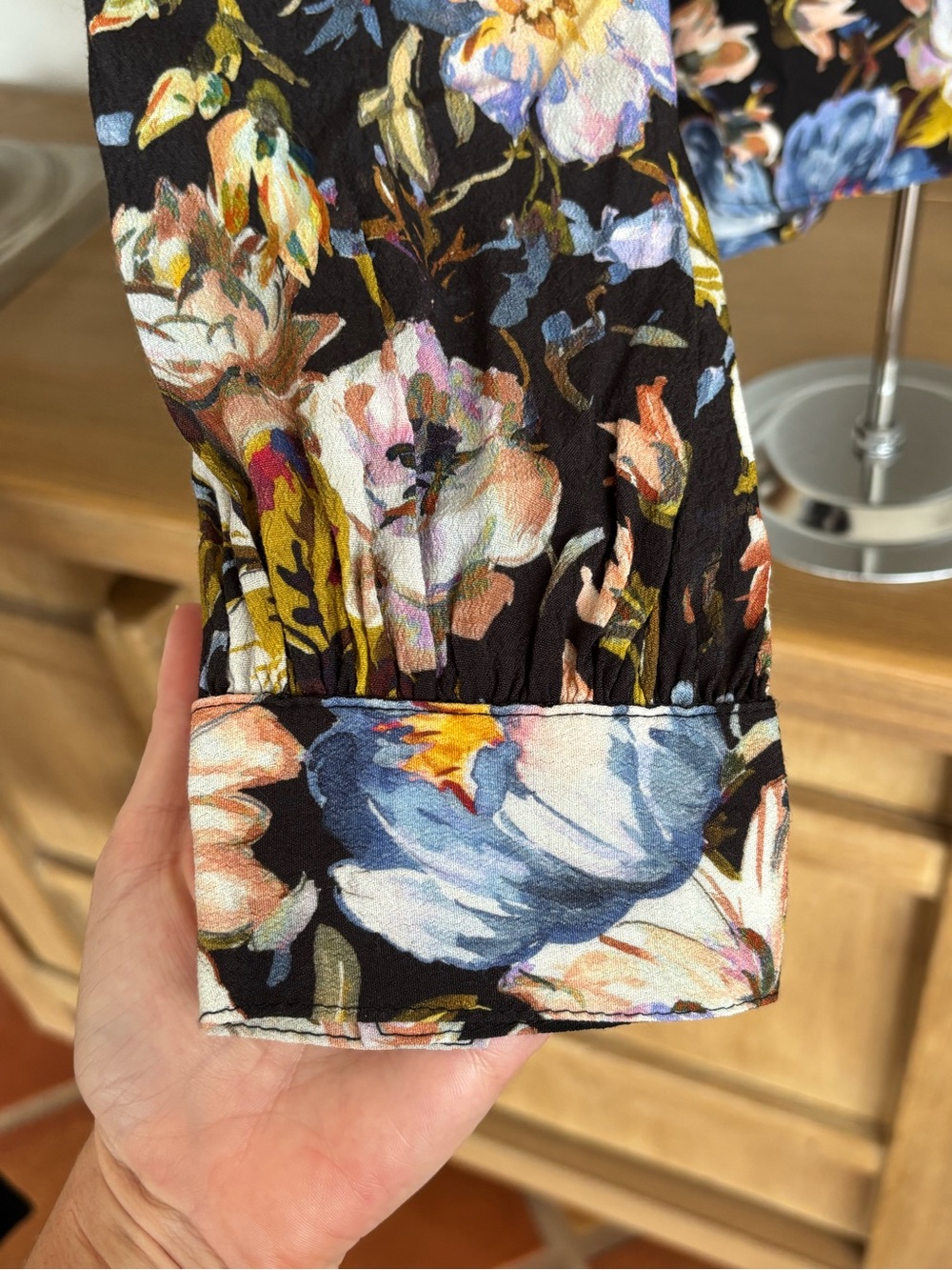 Karen Kane Floral Blouse M Black Blue Pink 100% Viscose Silk Feel V-Neck Y2K - Picture 7 of 15